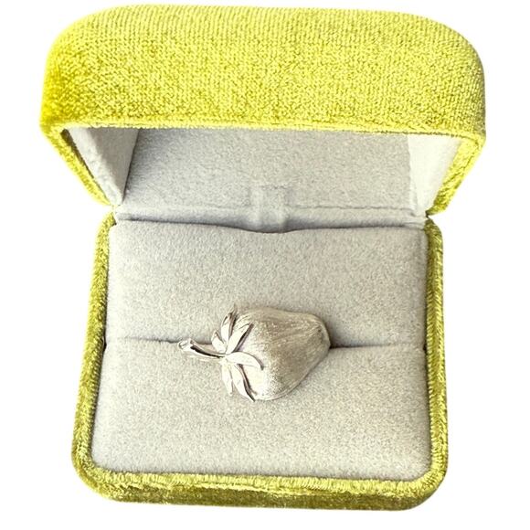 Vintage Crown Trifari Strawberry Brooch Brushed Silver Tone Signed Fruit Pin - Picture 5 of 5